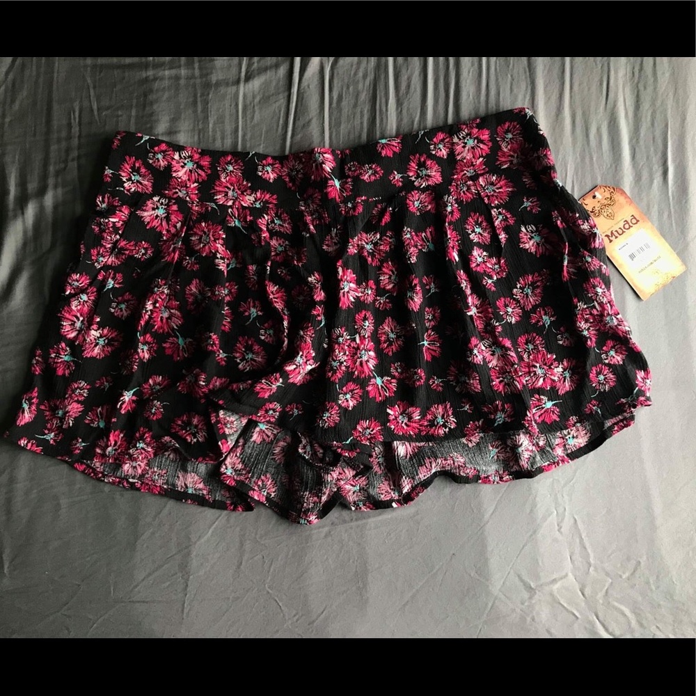 Mudd Floral Black and Pink Flowy Shorts (NWT)